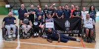 Équipe de France Invictus Games en rugby fauteuil, arborant les couleurs de Boule de Feu pendant leur préparation. Leur solidarité et détermination transparaissent, symbolisant l'esprit des jeux pour militaires blessés