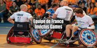 Joueurs de l'équipe de France Invictus Games de rugby fauteuil, en plein match, arborant des t-shirts Boule de Feu. Leur détermination et esprit combatif brillent sur le terrain, incarnant la résilience et la solidarité qui définissent ces jeux dédiés aux militaires blessés